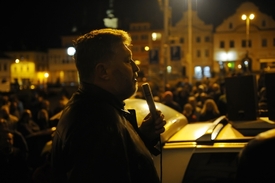 Na snímku k protestujícím hovoří šéf městské policie František Kacerovský.