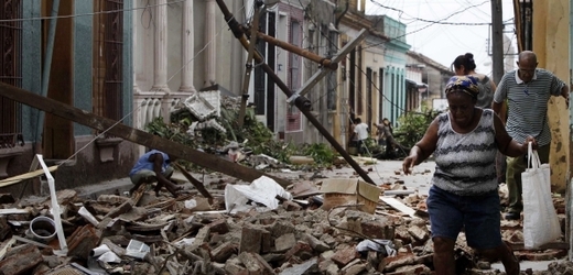 Kubánští obyvatelé se zotavují z přechodu ničivého hurikánu.