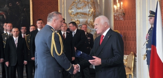 Prezident Václav Klaus (vpravo) jmenoval při příležitosti Dne vzniku Československa novým generálem Armády ČR Bohuslava Dvořáka.