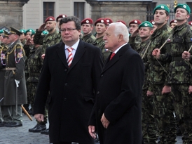 Slavnostní přísaha vojáků Armády České republiky. Akce se zúčastnil prezident Václav Klaus (vpravo) a ministr obrany Alexandr Vondra.