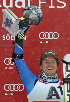Američan Ted Ligety slaví triumf v úvodním obřím slalomu Světového poháru v Söldenu.