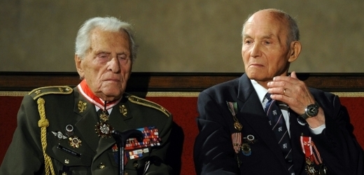 Váleční veteráni Alexander Beer (vlevo) a Vasil Korol ve Vladislavském sále Pražského hradu, kde prezident Václav Klaus uděloval 28. října státní vyznamenání při příležitosti výročí vzniku samostatného Československa. 
