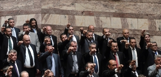 Poslanci strany Zlatý úsvit předvádějí v parlamentu stranický pozdrav.