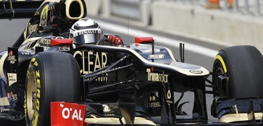 Kimi Räikkönen za volantem monopostu lotus.