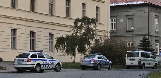 Podle policie se incident stal přímo v budově Gymnázia Zikmunda Wintra (vlevo), které podezřelý mladík navštěvuje.