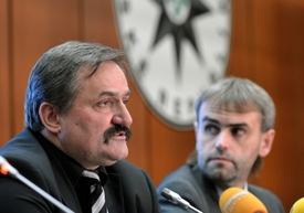 Šéf policejního týmu Metyl Václav Kučera (vlevo) a šéf Útvaru pro odhalování organizovaného zločinu. 