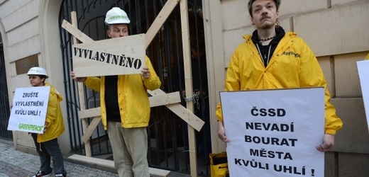 Aktivisté ekologické organizace Greenpeace 10. října v Praze symbolicky "vyvlastnili" Lidový dům, sídlo ČSSD.