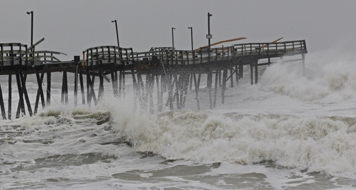 Východní pobřeží USA bičují mohutné vlny.