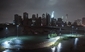 Zhasnutý a zaplavený dolní Manhattan. V pozadí zůstává jasně osvětlená pouze jedna budova.