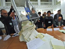 Sčítání hlasů ve volební místosti v Kyjevě.