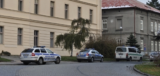 Podle policie se událost stala o přestávce v budově gymnázia, které chlapec navštěvuje. 