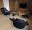 Interiér se chlubí jednoduchým stylovým nábytkem.