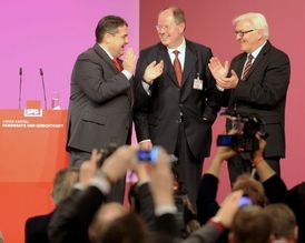 Peer Steinbrück (uprostřed), kandidát SPB na kancléře ve volbách 2013.