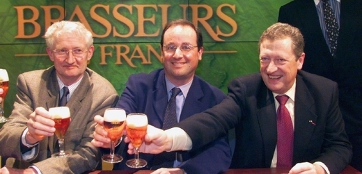 Socialistický prezident François Hollande (uprostřed) prosazuje zvýšení daně z piva o 160 procent.