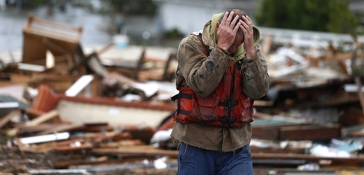 Mohutná bouře Sandy zanechá odhadem za sebou škody na majetku v hodnotě kolem 20 miliard dolarů.