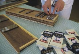 Výroba cigatret a cigár Pogar. Ruské tabákové firmy jsou na ruském trhu ve výrazné menšině. 