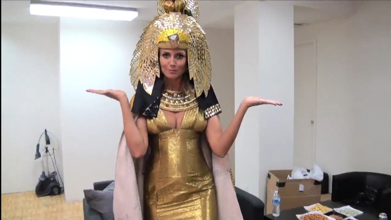 Devětatřicetiletá supermodelka Heidi Klumová se po rozchodu se zpěvákem Sealem, ke kterému došlo na konci ledna, asi už neobjeví v bláznivých kostýmech, jak jsme u ní byli zvyklí, ovšem i tentokrát vypadala jako egyptská královna Kleopatra úchvatně.