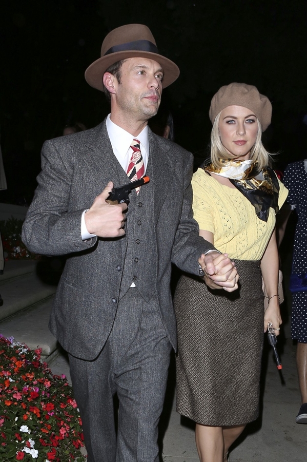Rozhlasová osobnost a producent Ryan Seacrest vzal na halloweenskou party přítelkyni Juliane Houghovou a společně se předvedli jako zločinecký páreček Bonnie a Clyde.