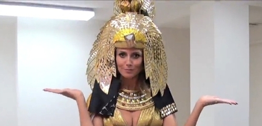 Devětatřicetiletá supermodelka Heidi Klumová se po rozchodu se zpěvákem Sealem, ke kterému došlo na konci ledna, asi už neobjeví v bláznivých kostýmech, jak jsme u ní byli zvyklí, ovšem i tentokrát vypadala jako egyptská královna Kleopatra úchvatně.