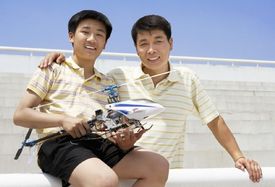 Potenciální hrozba? Čínský otec se synem s vrtulníkem na dálkové ovládání.