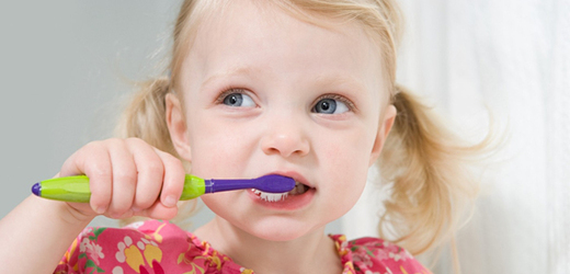 Britští lékaři se rozhodli zavést povinnou zubní hygienu do škol. Je to podle nich nejlepší prevence.