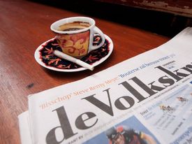 Úspěšný pracovní den správného Holanďana začíná kávičkou, jointem a denním tiskem.