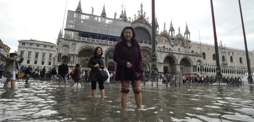 Stoupající hladina moře způsobí podle předpovědi v Benátkách v následujících dnech rekordní záplavy.