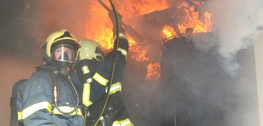 Požár se v domě rozšířil od zapálené svíčky (ilustrační foto).