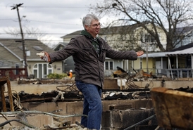 Hoboken, New Jersey: Jeden z obyvatel prohledává trosky svého domu a hledá osobní věci.