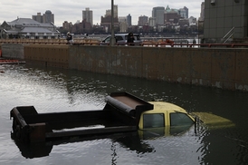 Dolní Manhattan, New York: Ve čtvrti se stále drží voda, na snímku zatopený nákladní vůz.