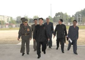 Severokorejský vůdce Kim Čong-un se jde podívat na stavbu hotelu ve formě pyramidy v Pchjongjangu.