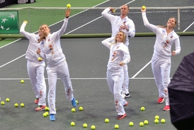 Dobrá nálada a pohoda. Uvolněnou atmosféru český tým navozoval i nejrůznějšími hrami s tenisákem.