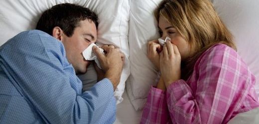 Podle aktuálních statistik marodí kvůli chřipce tisíce Čechů.