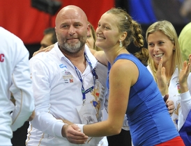 Petra Kvitová slaví vítězství s trenérem Davidem Kotyzou.