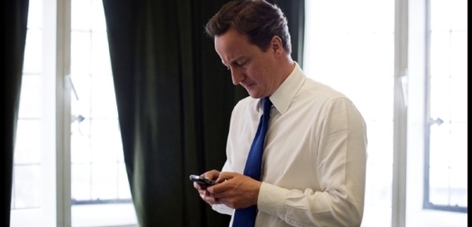 Mail on Sunday zveřejnil další textové zprávy, které si premiér s manažerkou posílali.