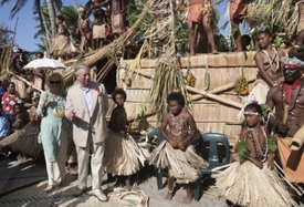 Princ Charles (vpravo) a jeho manželka Camilla se na Papui-Nové Guineji setkali s domorodými kmeny.