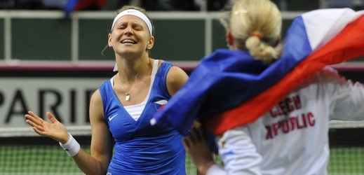 Tenistky Lucie Šafářová (vlevo) a Andrea Hlaváčková baví fanoušky vítězným tancem.