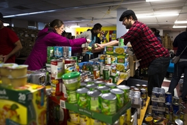 Dobrovolníci v New Jersey pomáhají lidem, kteří uprchli před hurikánem.