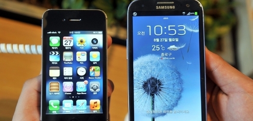 Pro konformně smýšlející osoby je vlastnictví "smartphonu" povinností. Vlevo iPhone 4s, vpravo Samsung Galaxy S3.