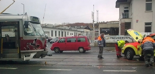 V Praze se srazila tramvaj s autem záchranné služby.
