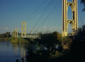 Známý most přes řeku Eufrat na okraji města Dajr az-Zaur.