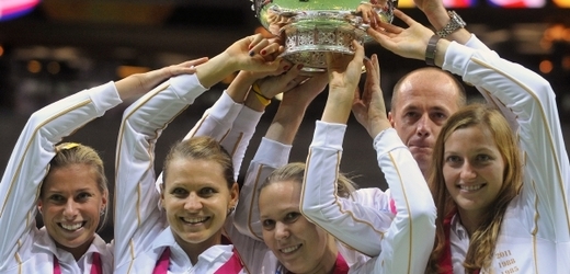 Tým českých tenistek znovu ovládl Fed Cup. A pořádně to oslavil.