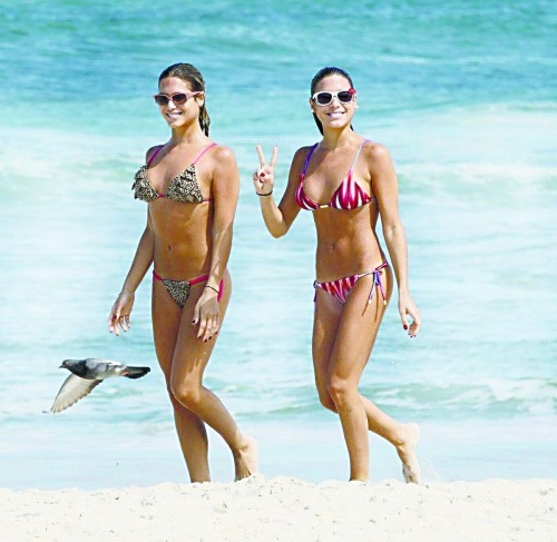 Čtyřiadvacetiletá brazilská dvojčata Bia a Branca Feresovy jsou profesionální plavkyně a díky své kráse také modelky a herečky. 