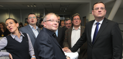 Tomáš Chalupa (uprostřed) se obává, že pravděpodobnost, že vláda padne, je vysoká.