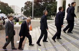 Právníci prezidentského kandidáta George W. Bushe přicházejí k soudu těsně po volbách v roce 2000.