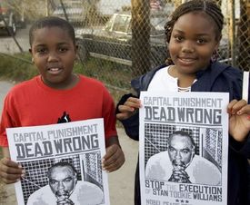 Děti v Kalifornii protestují proti trestu smrti. Na plakátech čtyřnásobný vrah Stanley "Tookie" Williams. Popravili ho roku 2005.  