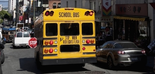 Řidička vjela na chodník, aby se vyhnula školnímu autobusu (ilustrační foto).
