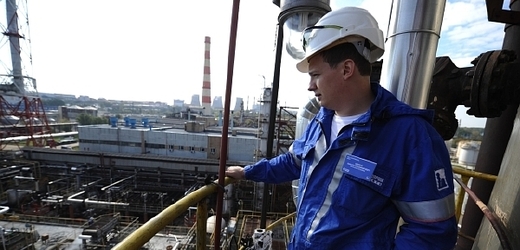 Zaměstnanec ruského Gazpromu v moskevské rafinérii (ilustrační foto).
