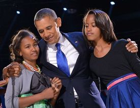 Obama s dcerami v Chicagu.