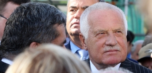 Václav Klaus v Chrastavě těsně poté, co byl napaden Pavlem Vondroušem.